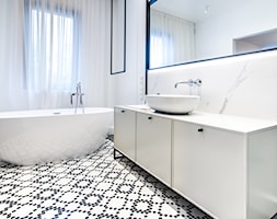 DOM W WARSZAWIE - Średnia biała łazienka w bloku w domu jednorodzinnym z oknem, styl nowoczesny - zdjęcie od SOUL INTERIORS - Homebook