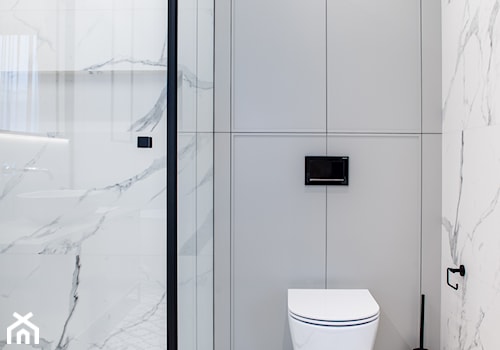 DOM W WARSZAWIE - Mała bez okna z marmurową podłogą łazienka, styl nowoczesny - zdjęcie od SOUL INTERIORS