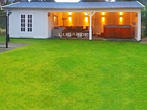 Nowoczesny domek ogrodowy z zadaszeniem tarasem - zdjęcie od WOODENGARDEN