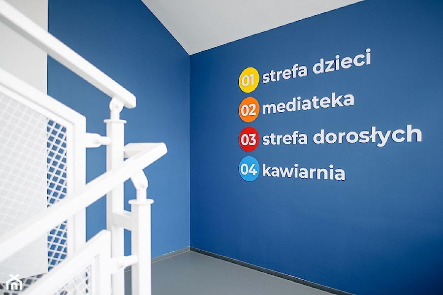 projekt wnętrz biblioteki-mediateki - klatka schodowa - zdjęcie od ZW PRACOWNIA PROJEKTOWA