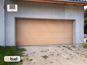 Brama segmentowa garażowa nowoczesna w kolorze dąb naturalny - zdjęcie od OLBUD OGRODZENIA BRAMY DRZWI I OKNA STRASZYN