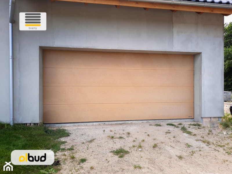 Brama segmentowa garażowa nowoczesna w kolorze dąb naturalny - zdjęcie od OLBUD OGRODZENIA BRAMY DRZWI I OKNA STRASZYN - Homebook