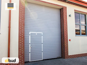 Brama garażowa przemysłowa z drzwiami - zdjęcie od OLBUD OGRODZENIA BRAMY DRZWI I OKNA STRASZYN