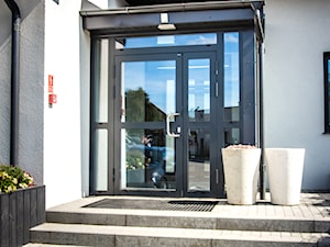 Aluminiowe drzwi przeszklone Wiśniowski, wiatrołap i drzwi stalowe płaszczowe EC