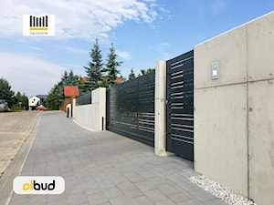 Ogrodzenie betonowe w połączeniu z aluminiowymi elementami N06 - zdjęcie od OLBUD OGRODZENIA BRAMY DRZWI I OKNA STRASZYN
