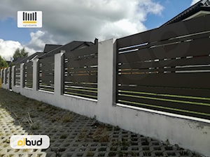 Poziome ogrodzenie posesji wykonane z aluminium - zdjęcie od OLBUD OGRODZENIA BRAMY DRZWI I OKNA STRASZYN