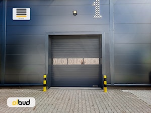Brama garażowa segmentowa z przeszkleniem - zdjęcie od OLBUD OGRODZENIA BRAMY DRZWI I OKNA STRASZYN