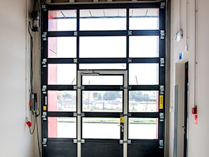 Brama garażowa segmentowa Wiśniowski MakroPro z drzwiami - zdjęcie od OLBUD OGRODZENIA BRAMY DRZWI I OKNA STRASZYN