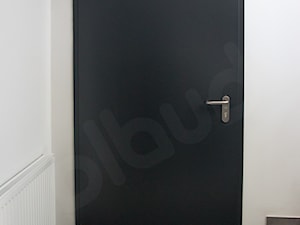 Drzwi stalowe płaszczowe Wiśniowski z samozamykaczem - zdjęcie od OLBUD OGRODZENIA BRAMY DRZWI I OKNA STRASZYN
