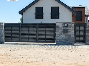 Nowoczesne ogrodzenie frontowe- żaluzja KONSPORT PS004 - zdjęcie od OLBUD OGRODZENIA BRAMY DRZWI I OKNA STRASZYN