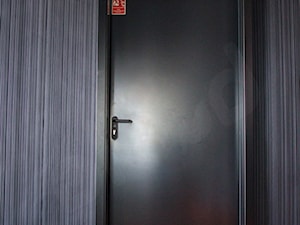 Nowoczesne drzwi stalowe płaszczowe ECO Wiśniowski - zdjęcie od OLBUD OGRODZENIA BRAMY DRZWI I OKNA STRASZYN