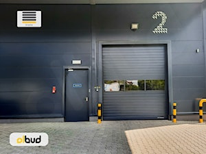 Brama garażowa segmentowa MakroPro Wiśniowski - zdjęcie od OLBUD OGRODZENIA BRAMY DRZWI I OKNA STRASZYN