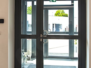 Aluminiowe drzwi do biura Wiśniowski - zdjęcie od OLBUD OGRODZENIA BRAMY DRZWI I OKNA STRASZYN