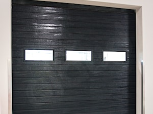 Brama garażowa segmentowa Wiśniowski z przeszkleniem - zdjęcie od OLBUD OGRODZENIA BRAMY DRZWI I OKNA STRASZYN