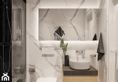 Mała bez okna z lustrem z marmurową podłogą z punktowym oświetleniem łazienka, styl minimalistyczny - zdjęcie od Sublime studio