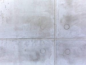 Mikrobeton – imitacja płyt betonowych - zdjęcie od mikro-BETON posadzki dekoracyjne