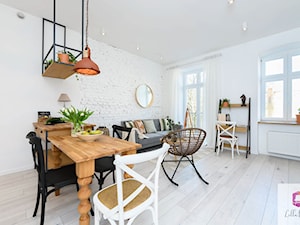 Jadalnia w stylu skandynawskim mieszkania w kamienicy - zdjęcie od Lilla Home