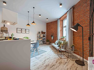 Salon mieszkania w kamienicy w stylu scandi loft - zdjęcie od Lilla Home