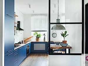 Projekt wnętrza kuchni mieszkania w stylu marine loft - zdjęcie od Lilla Home