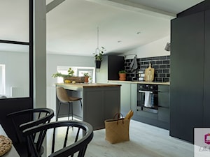 Projekt aneksu kuchennego mieszkania w stylu glamour loft - zdjęcie od Lilla Home