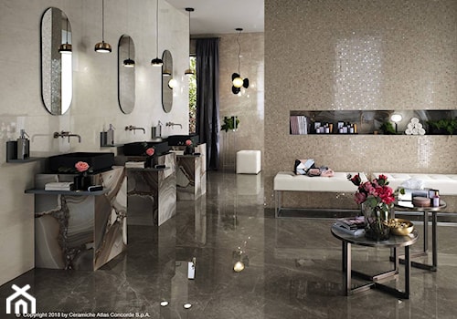 Marvel Edge - Duża z lustrem z dwoma umywalkami z marmurową podłogą łazienka z oknem, styl glamour - zdjęcie od Atlas Concorde by Mise