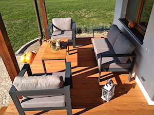 Taras - Mały z podłogą z desek z meblami ogrodowymi taras z tyłu domu, styl nowoczesny - zdjęcie od Karolina Szymańska 7