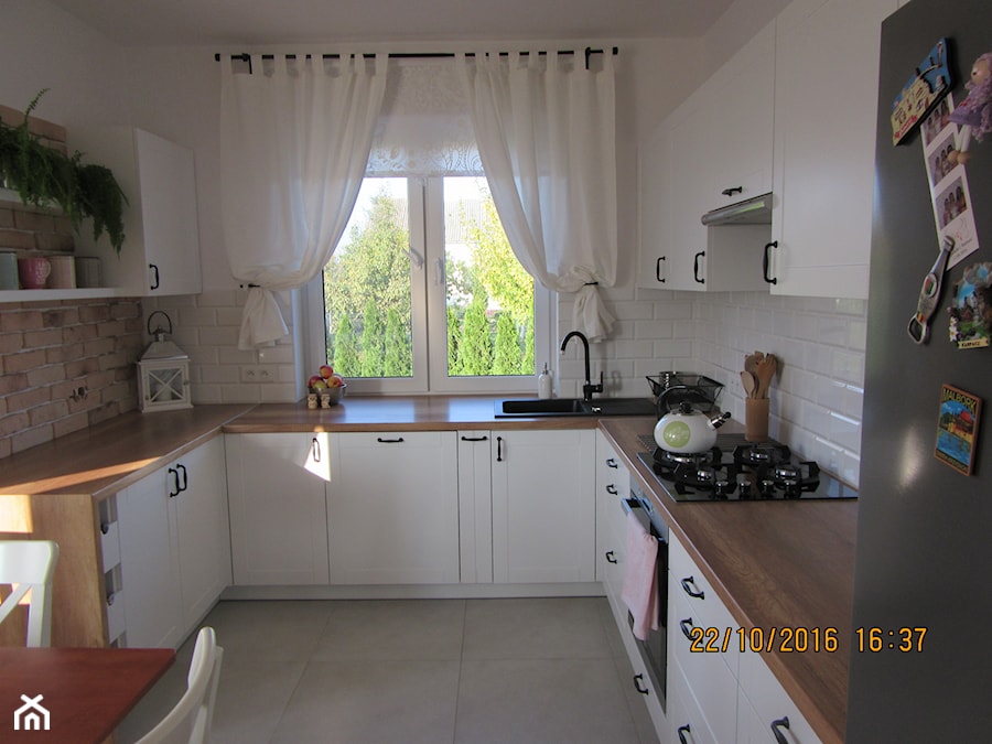 kuchnia - Średnia zamknięta szara z zabudowaną lodówką z nablatowym zlewozmywakiem kuchnia w kształcie litery u z oknem, styl skandynawski - zdjęcie od Karolina Szymańska 7