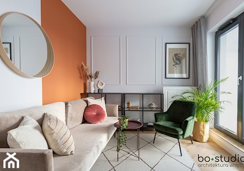 Mieszkanie na wynajem - Średni biały pomarańczowy salon - zdjęcie od bo•studio