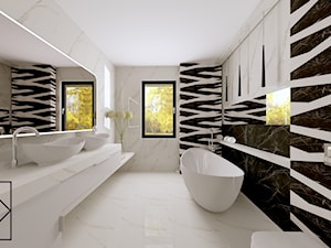 ŁAZIENKA BIEL, CZERŃ I PONADCZASOWY MARMUR - Duża z lustrem z dwoma umywalkami z marmurową podłogą łazienka z oknem, styl glamour - zdjęcie od interi-wnetrza