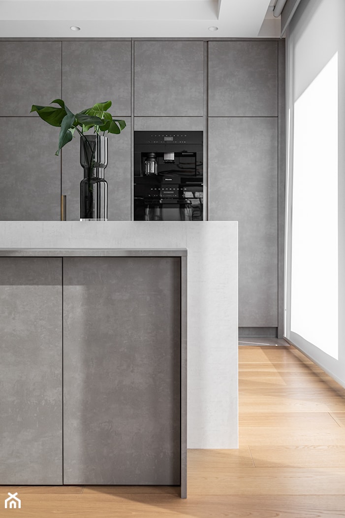Kuchnia z frontami imitującymi beton - zdjęcie od ernestrust - Homebook