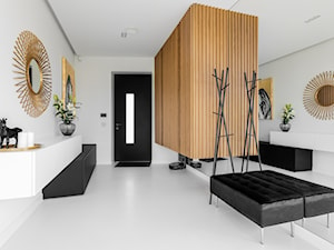 Dom w Sosnowcu z kuchnią Q7 - Duży z wieszakiem biały hol / przedpokój, styl nowoczesny - zdjęcie od ernestrust