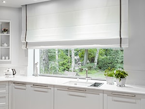 Kuchnia S4 z kolekcji STYLE - Duża otwarta kuchnia jednorzędowa z oknem, styl minimalistyczny - zdjęcie od ernestrust
