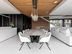 Dom w Sosnowcu z kuchnią Q7 - Duża biała czarna jadalnia w salonie, styl nowoczesny - zdjęcie od ernestrust