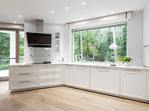Kuchnia S4 z kolekcji STYLE - Duża otwarta kuchnia jednorzędowa z oknem, styl minimalistyczny - zdjęcie od ernestrust