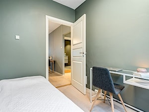 Apartament Majorstuen | Oslo | Norwegia - Mała szara z biurkiem sypialnia, styl skandynawski - zdjęcie od Atelier Chwat