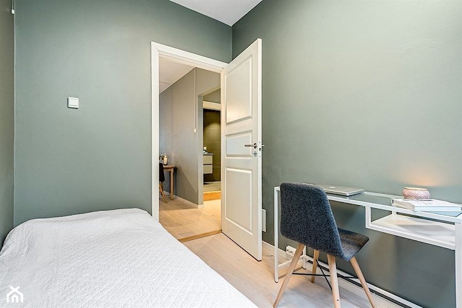 Apartament Majorstuen | Oslo | Norwegia - Mała szara z biurkiem sypialnia, styl skandynawski - zdjęcie od Atelier Chwat