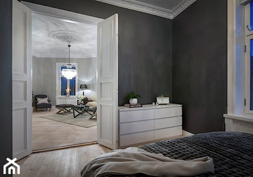 Apartament Bislett | Oslo | Norwegia - Mała czarna sypialnia, styl skandynawski - zdjęcie od Atelier Chwat