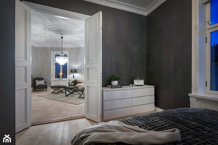 Apartament Bislett | Oslo | Norwegia - Mała czarna sypialnia, styl skandynawski - zdjęcie od Atelier Chwat