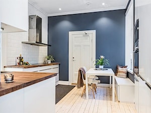 Apartament Bislett | Oslo | Norwegia - Średnia zamknięta biała niebieska z zabudowaną lodówką z nablatowym zlewozmywakiem kuchnia w kształcie litery l z oknem, styl nowoczesny - zdjęcie od Atelier Chwat