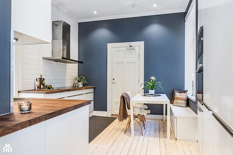 Apartament Bislett | Oslo | Norwegia - Średnia zamknięta biała niebieska z zabudowaną lodówką z nablatowym zlewozmywakiem kuchnia w kształcie litery l z oknem, styl nowoczesny - zdjęcie od Atelier Chwat