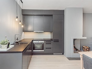 Apartament Majorstuen | Oslo | Norwegia - Średnia otwarta z salonem biała szara z zabudowaną lodówką z podblatowym zlewozmywakiem kuchnia w kształcie litery l, styl skandynawski - zdjęcie od Atelier Chwat