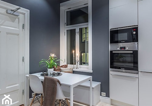 Apartament Bislett | Oslo | Norwegia - Mała zamknięta czarna z zabudowaną lodówką kuchnia jednorzędowa z oknem, styl skandynawski - zdjęcie od Atelier Chwat