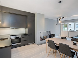 Apartament Majorstuen | Oslo | Norwegia - Średnia otwarta z salonem z kamiennym blatem czarna szara z zabudowaną lodówką z nablatowym zlewozmywakiem kuchnia w kształcie litery l z oknem, styl skandynawski - zdjęcie od Atelier Chwat