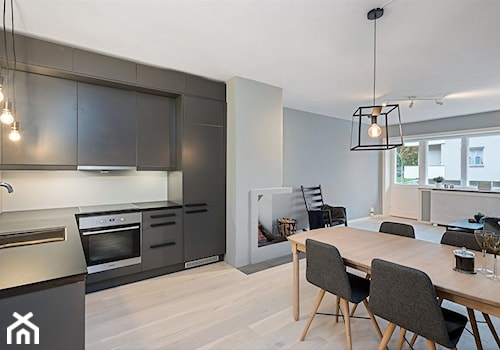 Apartament Majorstuen | Oslo | Norwegia - Średnia otwarta z salonem z kamiennym blatem czarna szara z zabudowaną lodówką z nablatowym zlewozmywakiem kuchnia w kształcie litery l z oknem, styl skandynawski - zdjęcie od Atelier Chwat