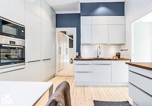 Apartament Bislett | Oslo | Norwegia - Średnia otwarta biała niebieska z zabudowaną lodówką z nablatowym zlewozmywakiem kuchnia dwurzędowa, styl skandynawski - zdjęcie od Atelier Chwat