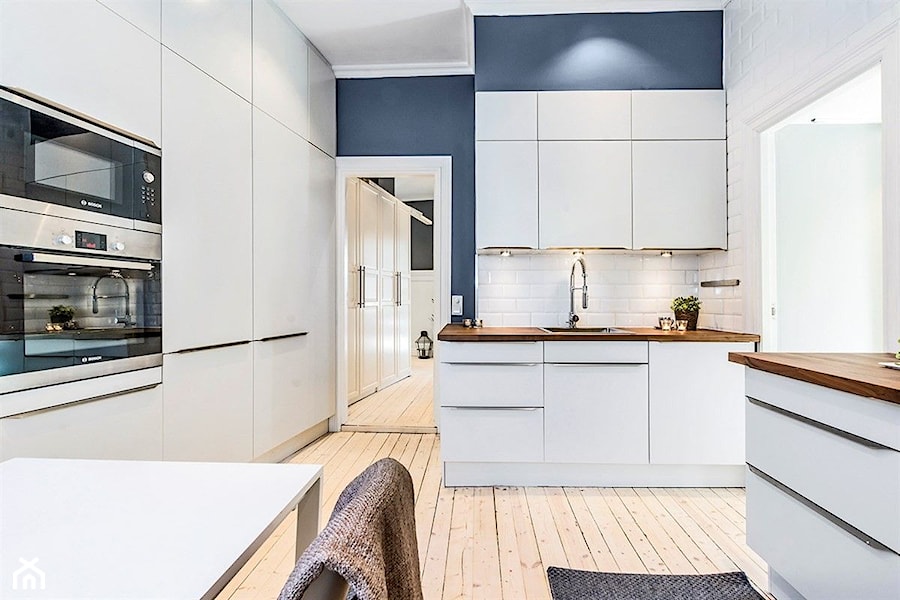 Apartament Bislett | Oslo | Norwegia - Średnia otwarta biała niebieska z zabudowaną lodówką z nablatowym zlewozmywakiem kuchnia dwurzędowa, styl skandynawski - zdjęcie od Atelier Chwat