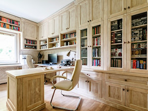Gabinet Warszawa Ochota - Duże w osobnym pomieszczeniu z zabudowanym biurkiem biuro, styl rustykalny - zdjęcie od Emprojekt - Manufaktura mebli klasycznych i oświetelnia