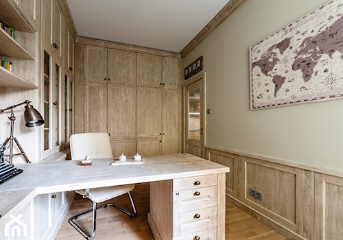 Gabinet Warszawa Ochota - Małe z zabudowanym biurkiem szare biuro, styl rustykalny - zdjęcie od Emprojekt - Manufaktura mebli klasycznych i oświetelnia