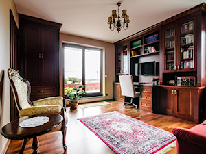 Gabinet Ursynów - Średnie w osobnym pomieszczeniu z sofą z zabudowanym biurkiem szare biuro, styl tradycyjny - zdjęcie od Emprojekt - Manufaktura mebli klasycznych i oświetelnia