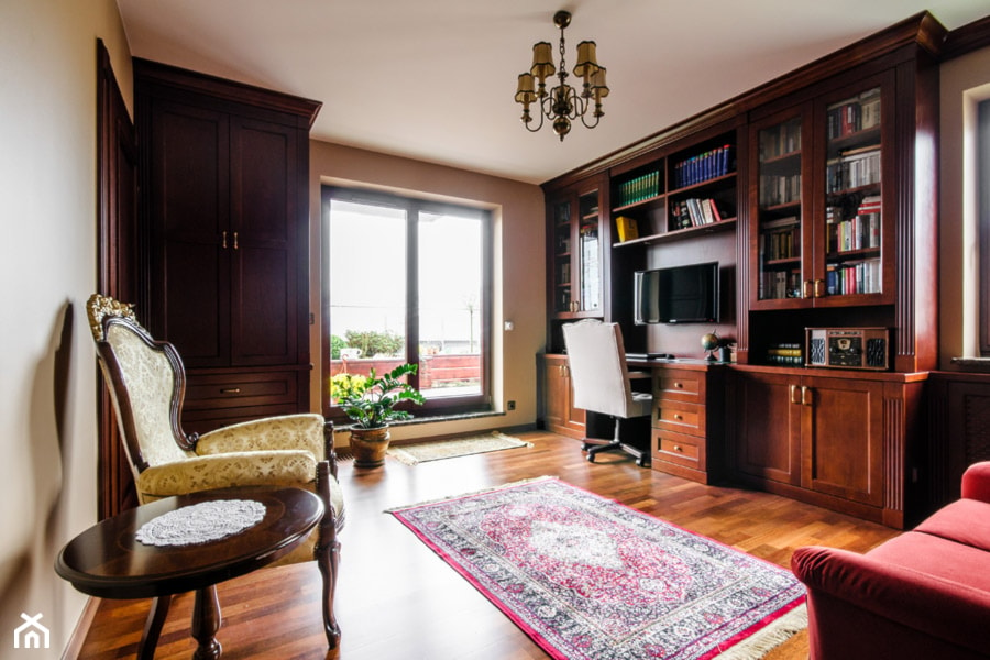 Gabinet Ursynów - Średnie w osobnym pomieszczeniu z sofą z zabudowanym biurkiem szare biuro, styl tradycyjny - zdjęcie od Emprojekt - Manufaktura mebli klasycznych i oświetelnia